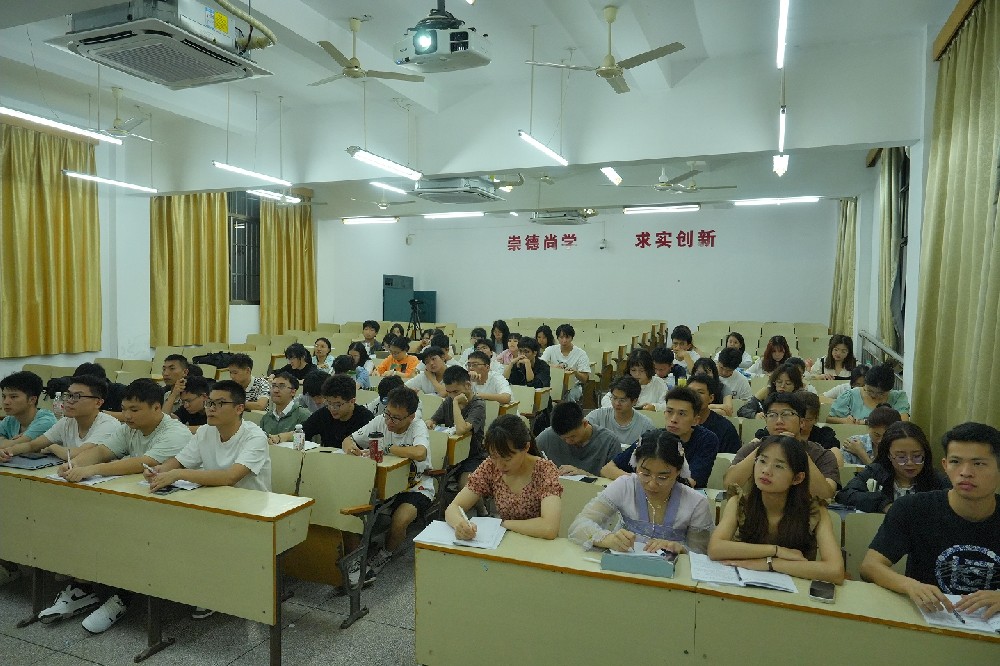 谢海琼应邀在赣南师大法硕实务论坛讲授“法律服务数字商品化”问题