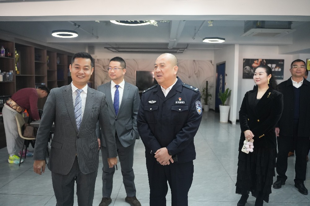 赣州市公安局党委委员、副局长郭声宏一行到南芳律所走访调研
