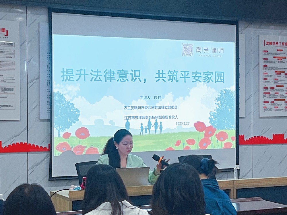 提升法律意识 共筑平安家园丨刘玮深入社区开展普法宣传活动