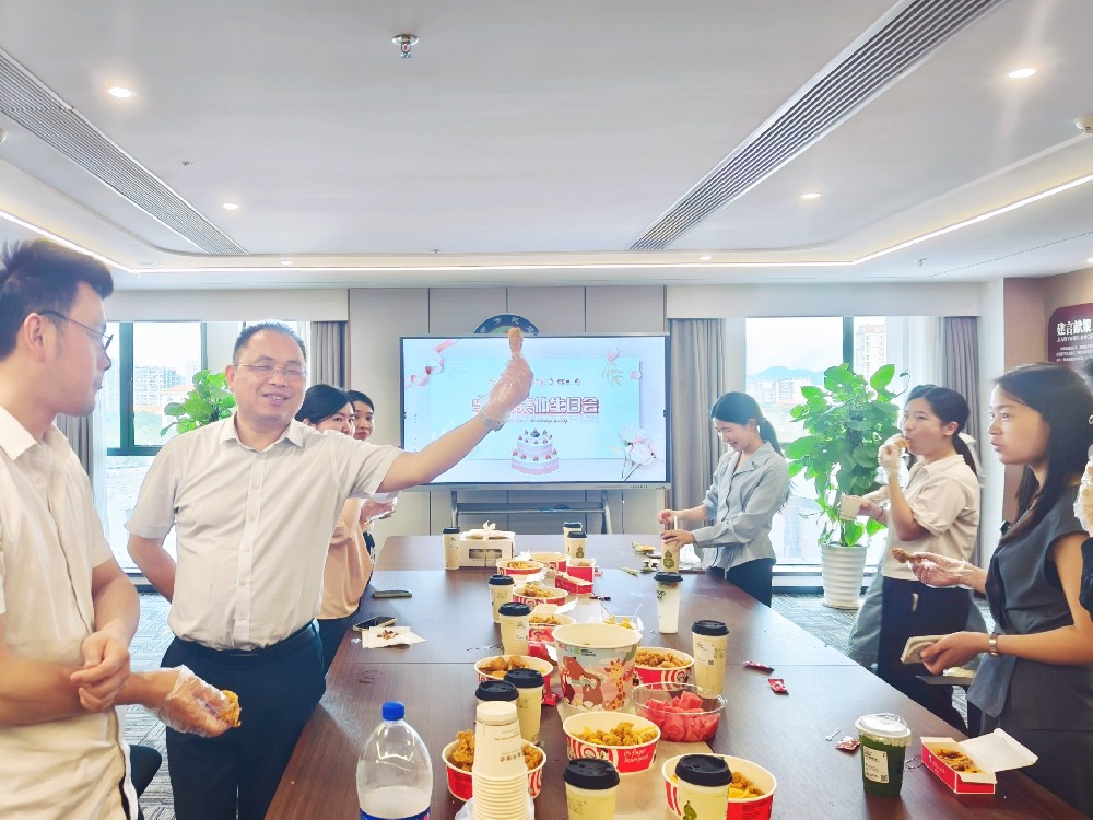 炸鸡配奶茶 快乐要加量丨请查收五月生日会甜甜的“人情味”
