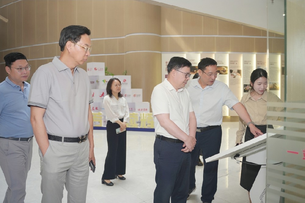 赣州市政协一级巡视员、民革赣州市委会主委蓝赟一行到南芳所走访调研