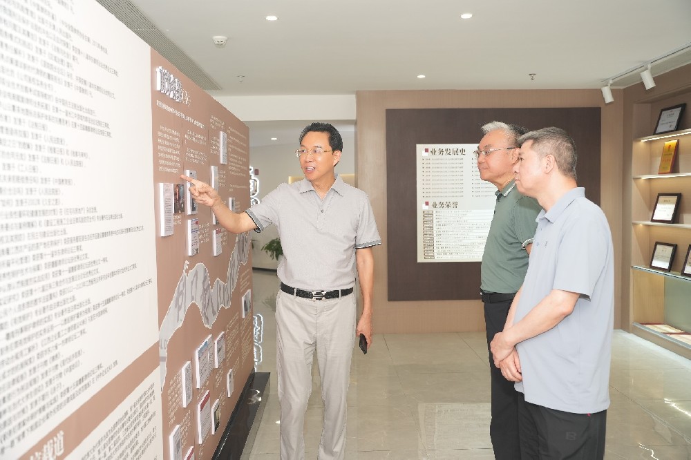 赣州市委常委、副市长黄蓬勃一行到南芳所调研指导