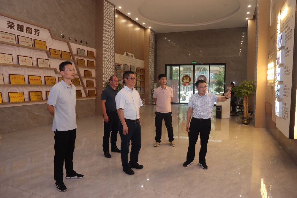 江西师范大学科学技术学院院长彭隆辉一行到所参观交流