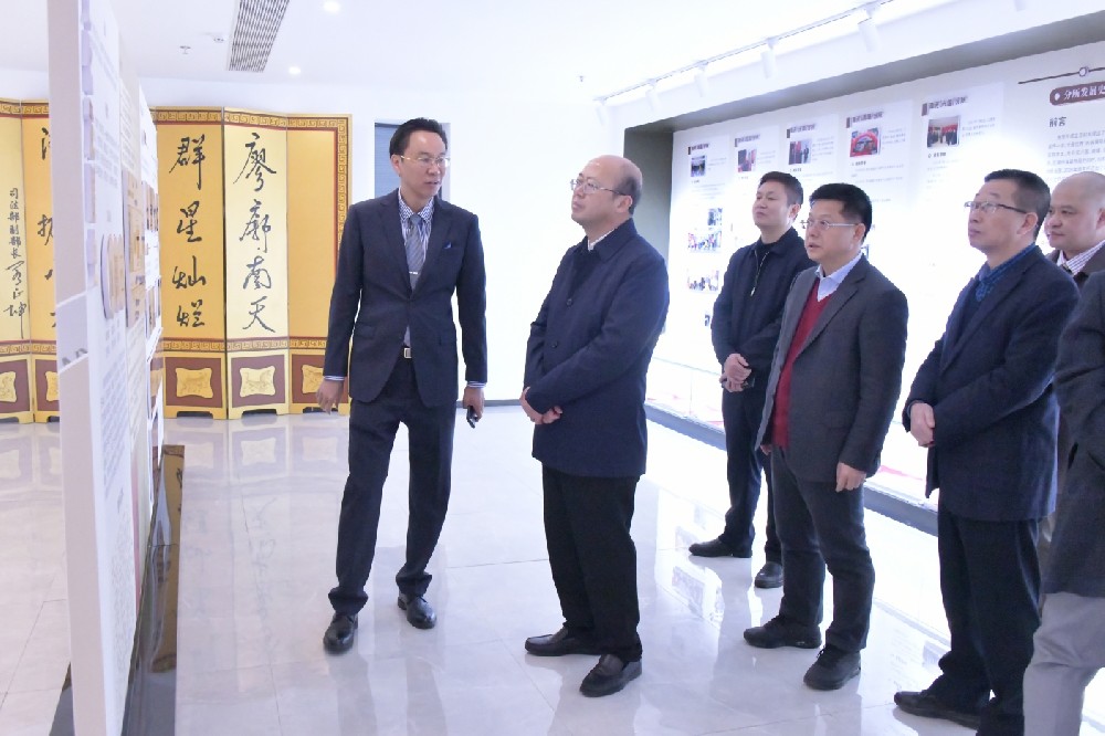 赖正文在南芳所考察调研