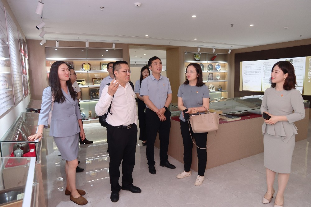 云南八谦律师事务所访问团一行到所参观交流