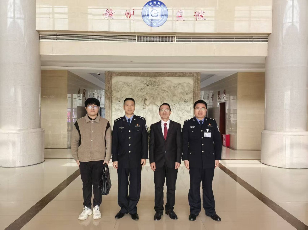 高墙内的法律阳光：刘天高律师的监狱帮教记